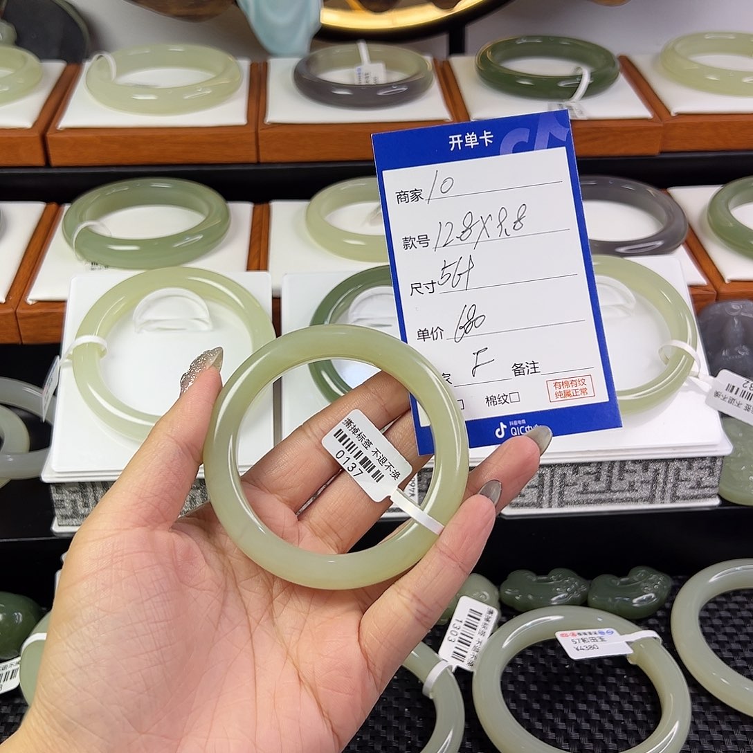 和田玉手镯未镶嵌ε****?