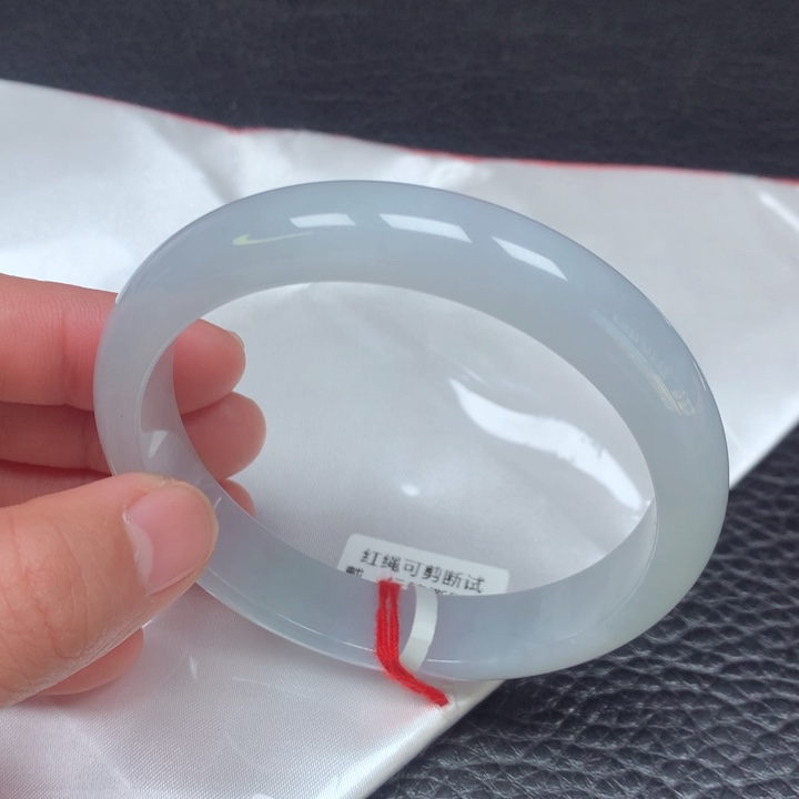 翡翠手镯未镶嵌。