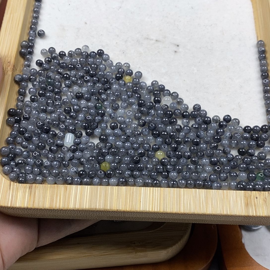 翡翠未镶嵌戒指冰乌鸡小珠30颗起拍