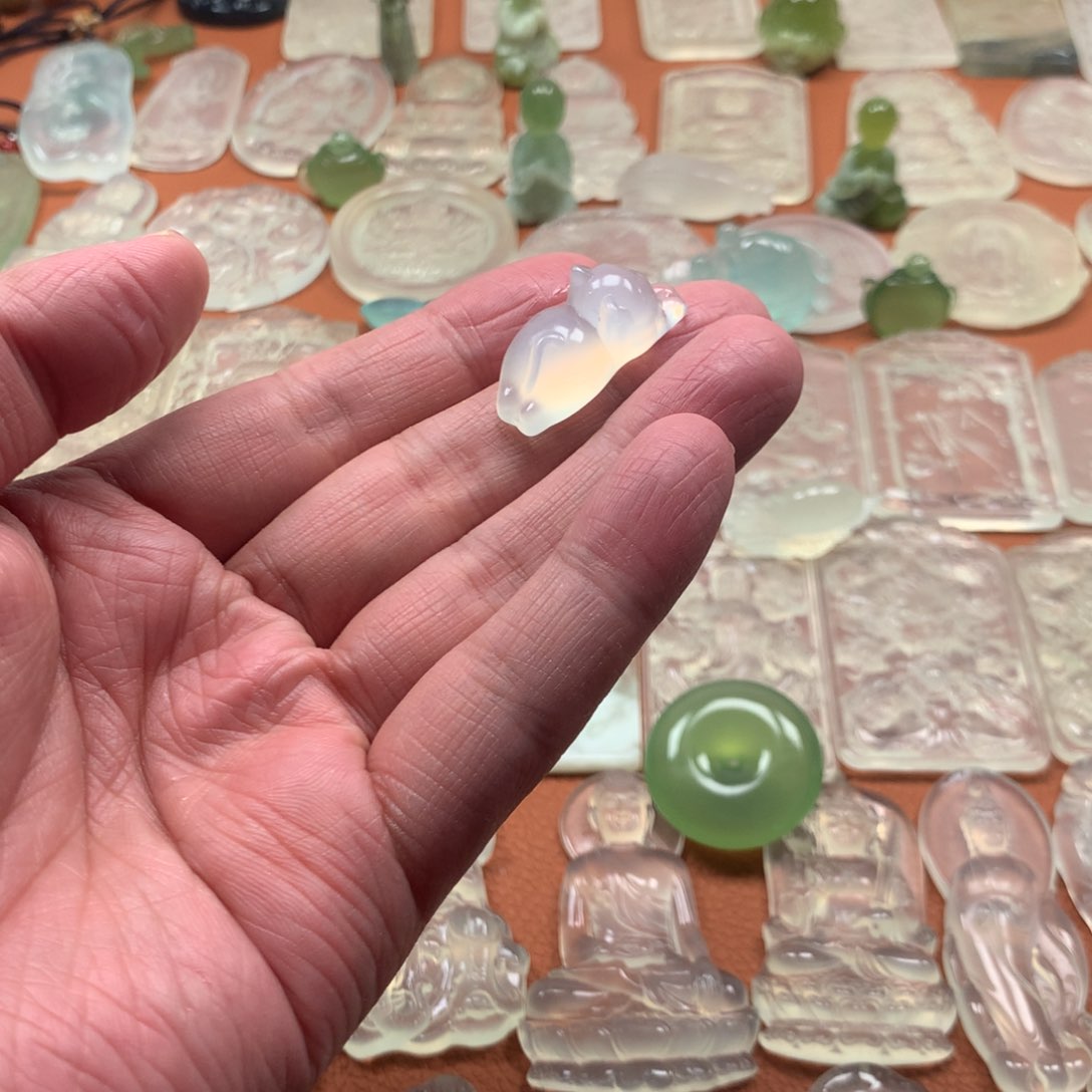 蛇纹石玉颈饰未镶嵌