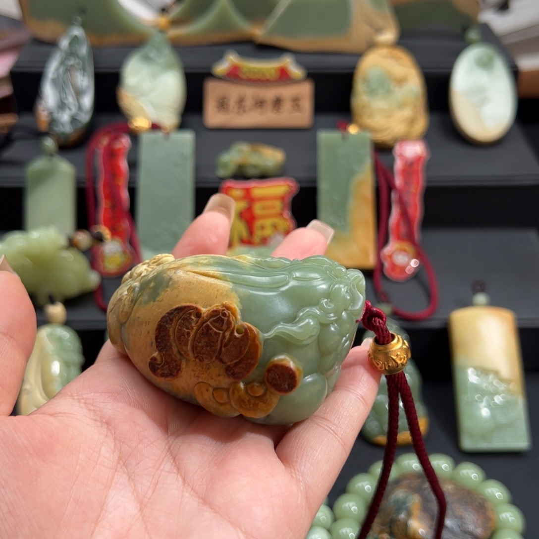 岫岩河磨玉（透闪石质玉）颈饰未镶嵌王*