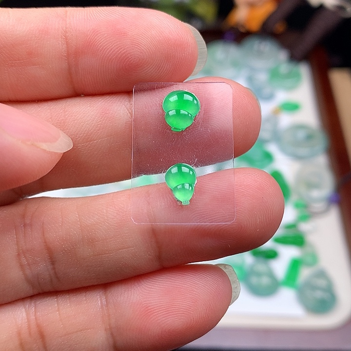 颈饰未镶嵌翡翠天然缅甸A货翡翠冰种阳绿葫芦