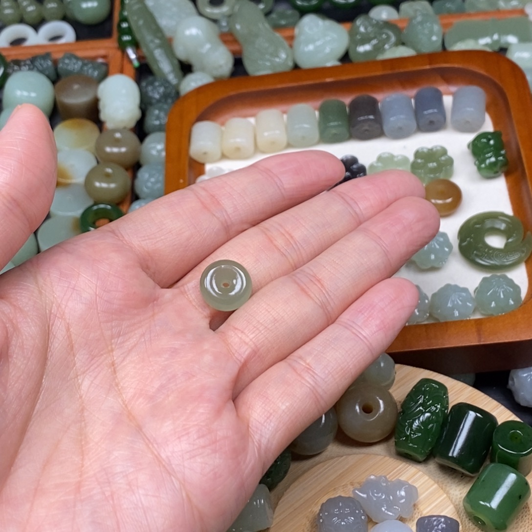 L***。和田玉未镶嵌颈饰