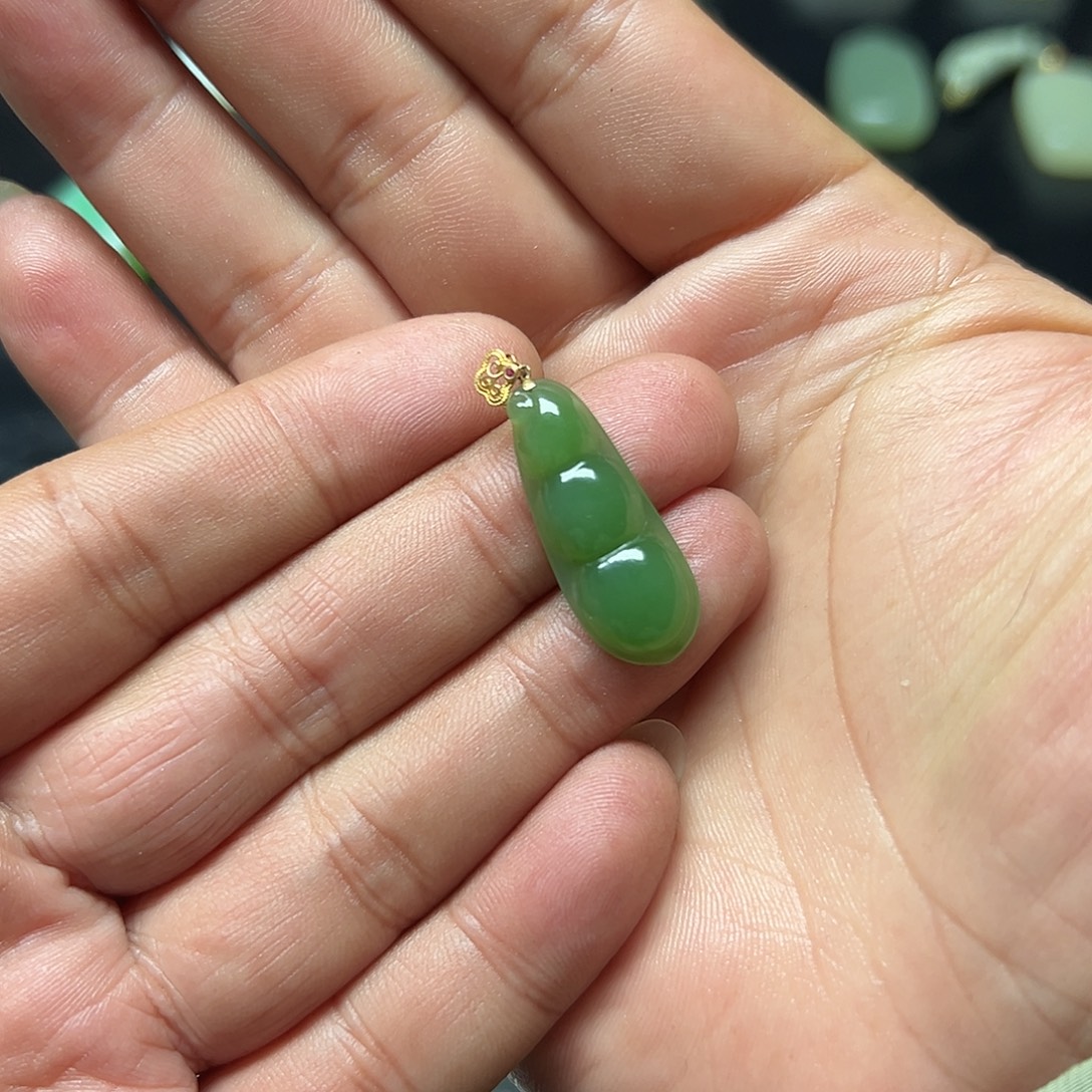 丽***子和田玉18K金镶嵌颈饰