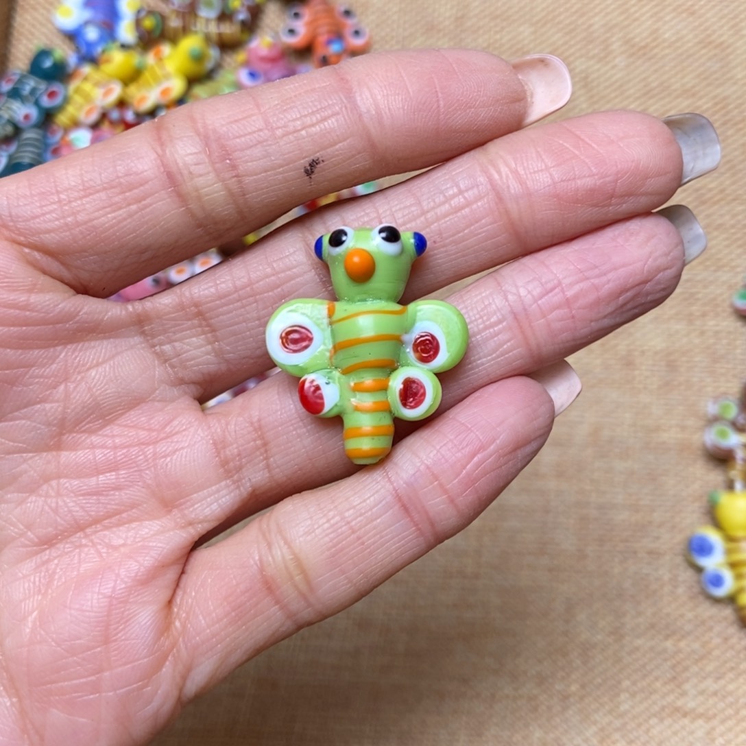 颈饰琉璃无语蝴蝶