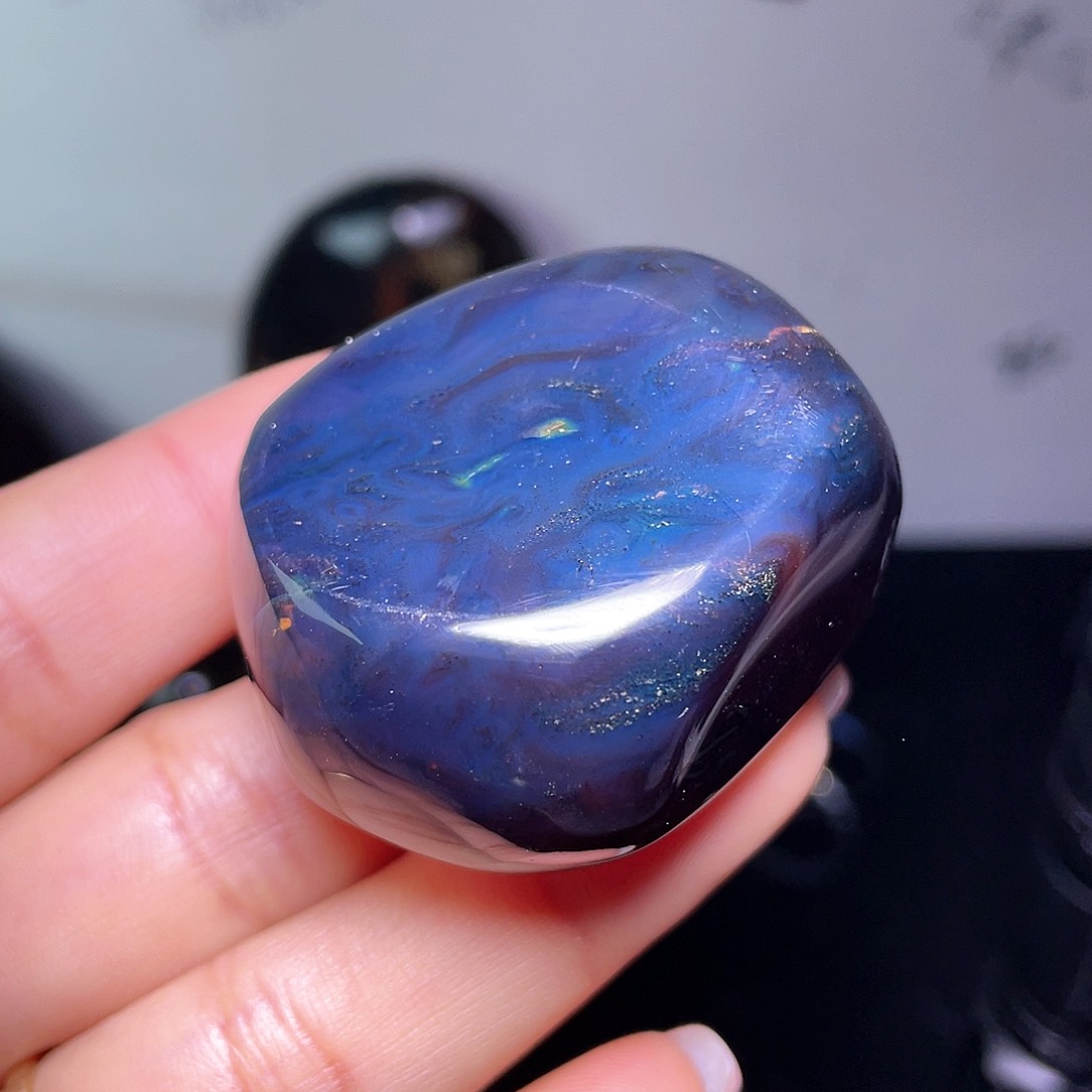 琥珀裸石未镶嵌？