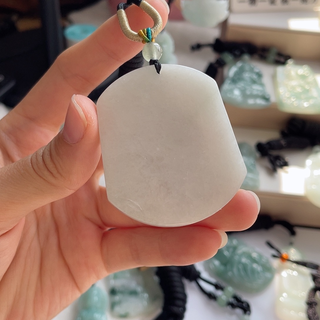 翡翠未镶嵌颈饰无事牌