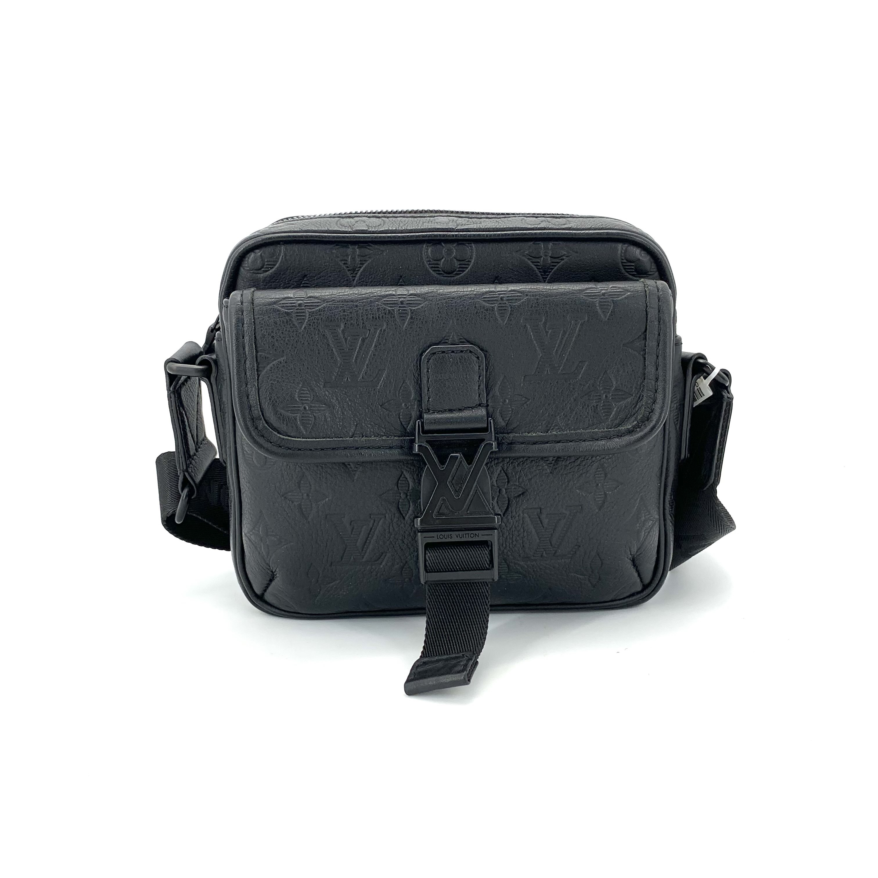 99新 LouisVuitton/路易威登 黑色全皮压花单扣邮差包 尺寸18/17