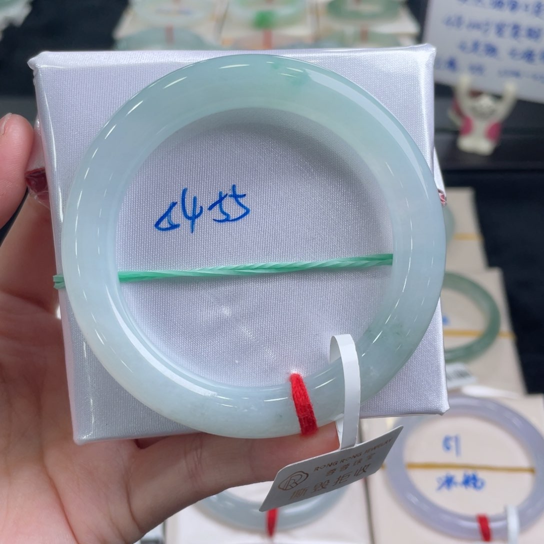 翡翠手镯未镶嵌翡翠手镯