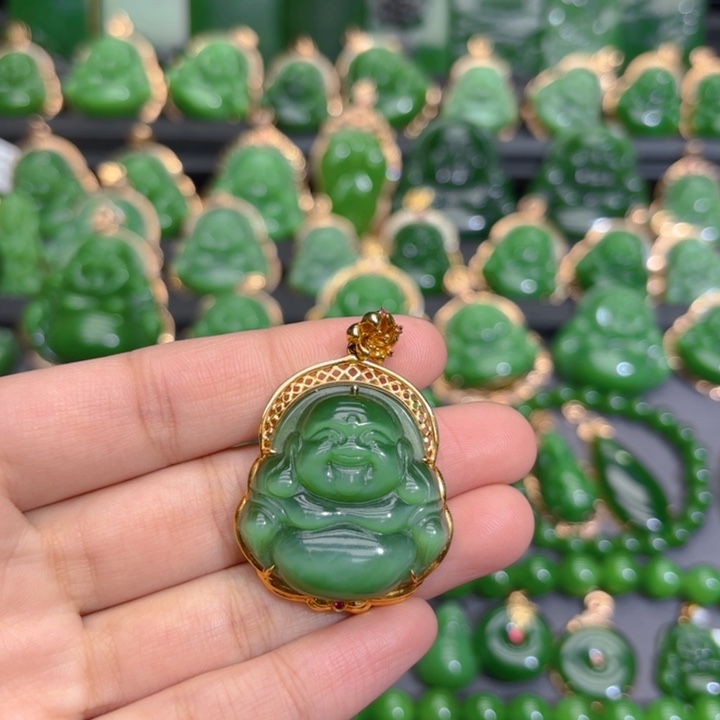 颈饰18K金镶嵌和田玉（碧玉）