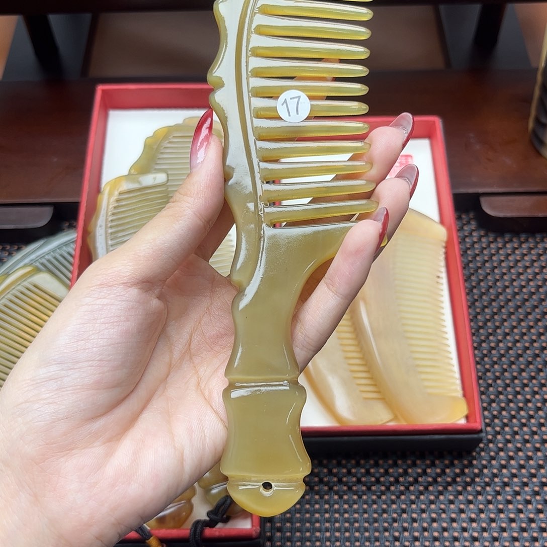 用***7手工制作纯牛角梳子