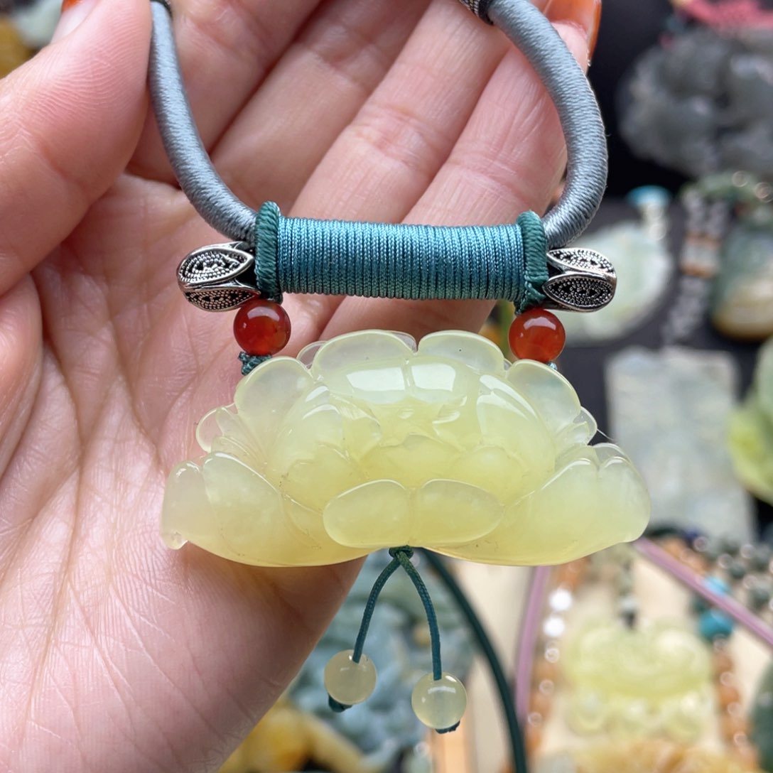 蛇纹石玉颈饰未镶嵌