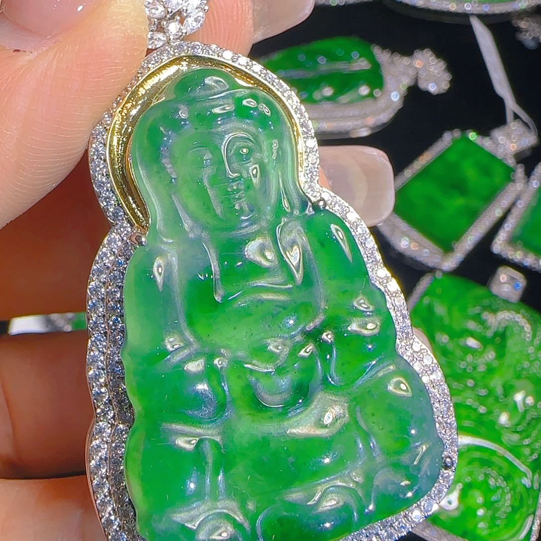 翡翠吊坠(赠链)未镶嵌