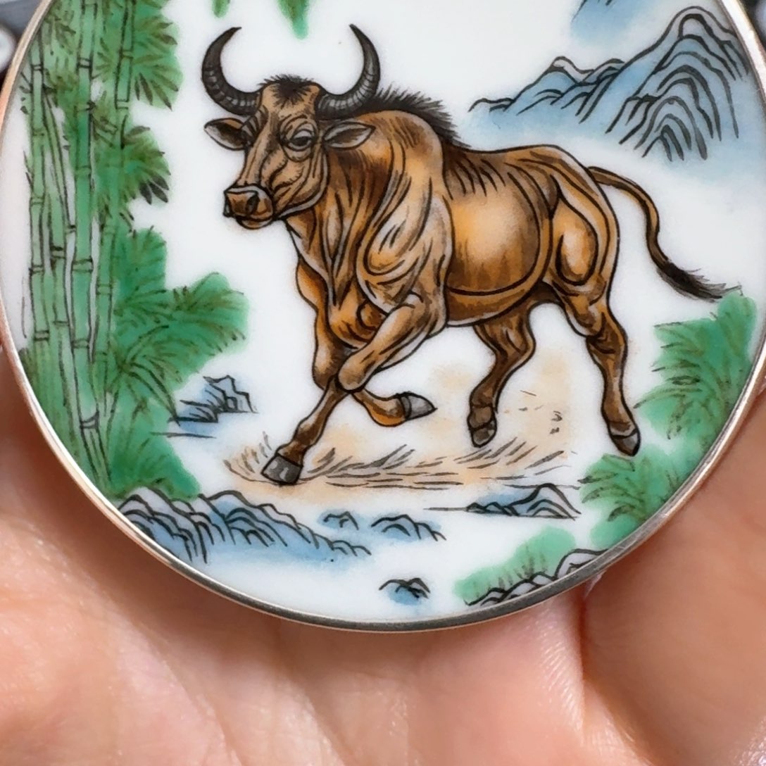 帅***调瓷片粉彩纯银牛挂件
