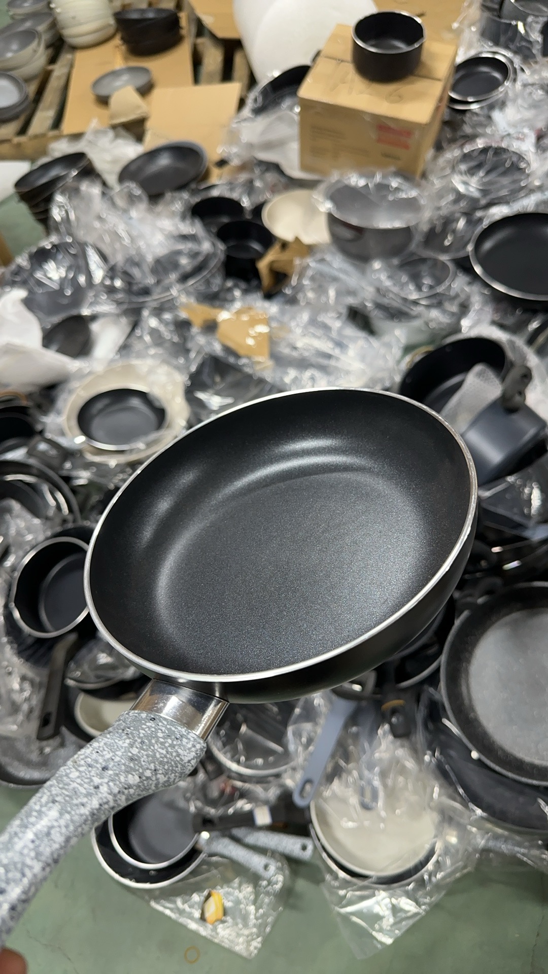 A32煎锅炒锅不粘锅口径20 高度4 外贸尾货部分微瑕，介意勿拍