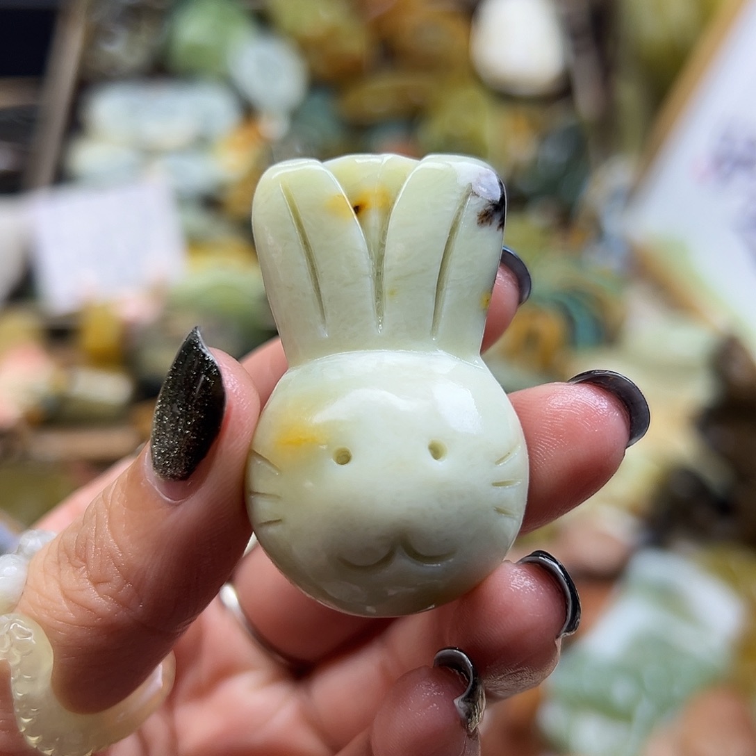 未镶嵌岫玉颈饰辽阳料兔兔后面满草