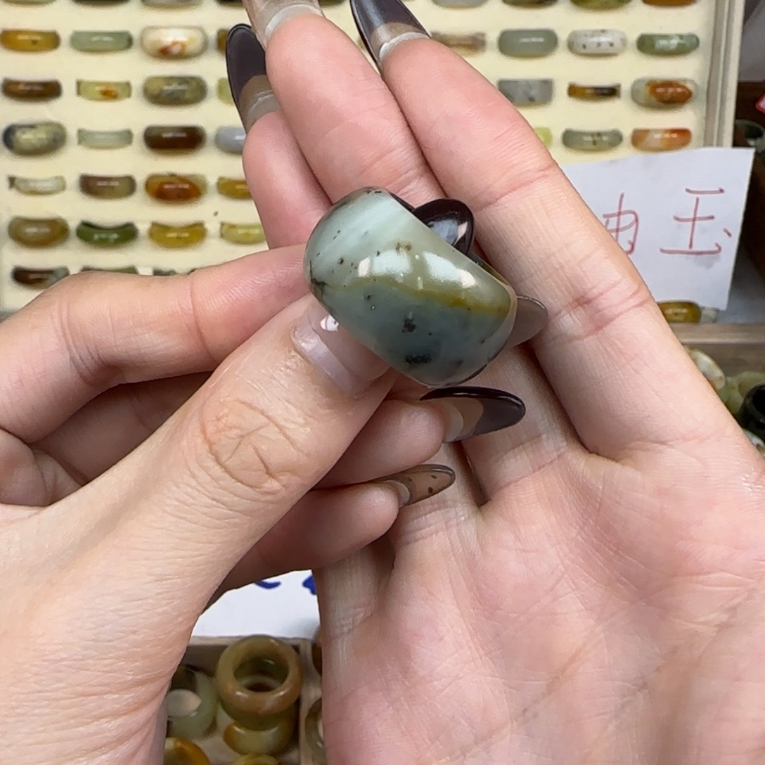 岫玉岫玉内径17.4未镶嵌猪****？
