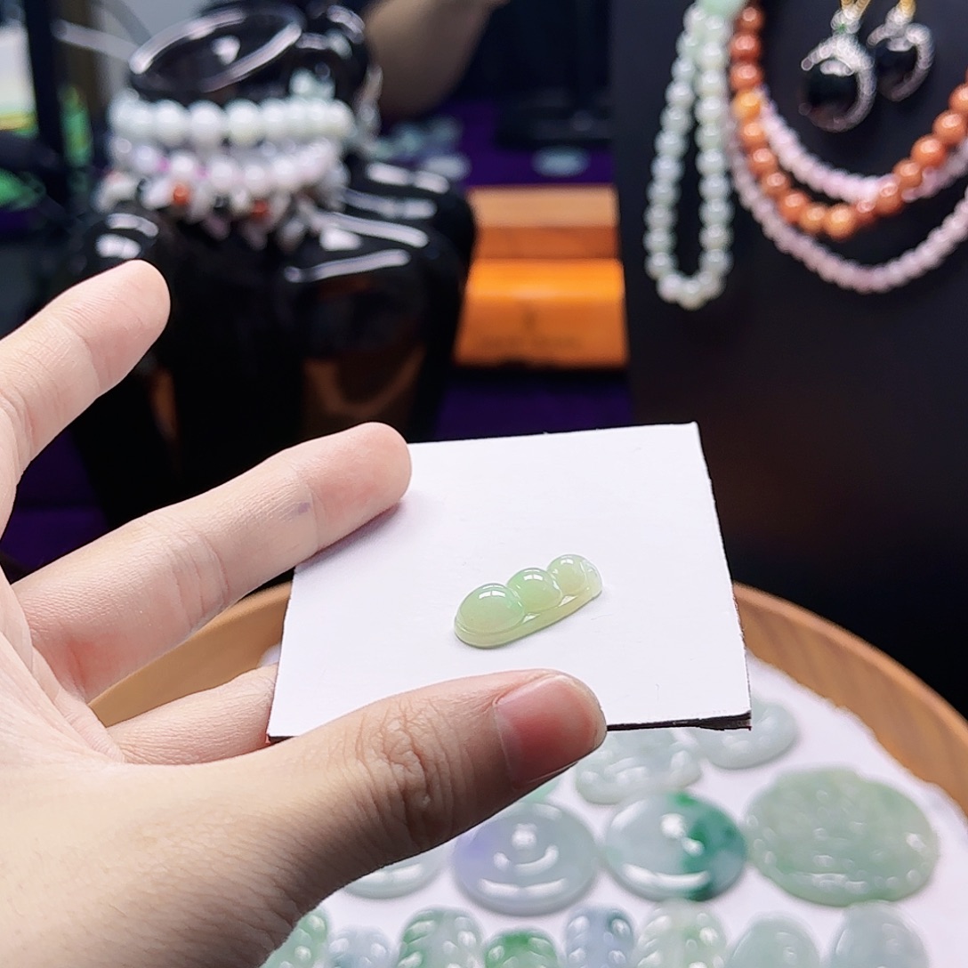 翡翠未镶嵌吊坠(赠链)翡翠