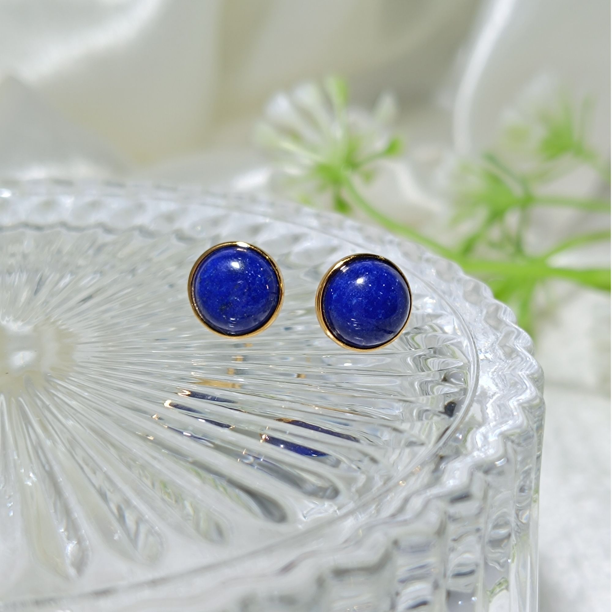 【珠宝厂长】约8mm青金石圆形蛋面镶S925银包边耳钉