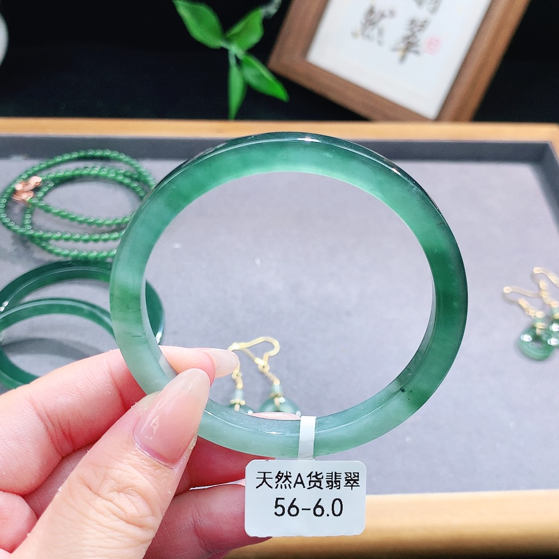 翡翠手镯（圆镯）未镶嵌