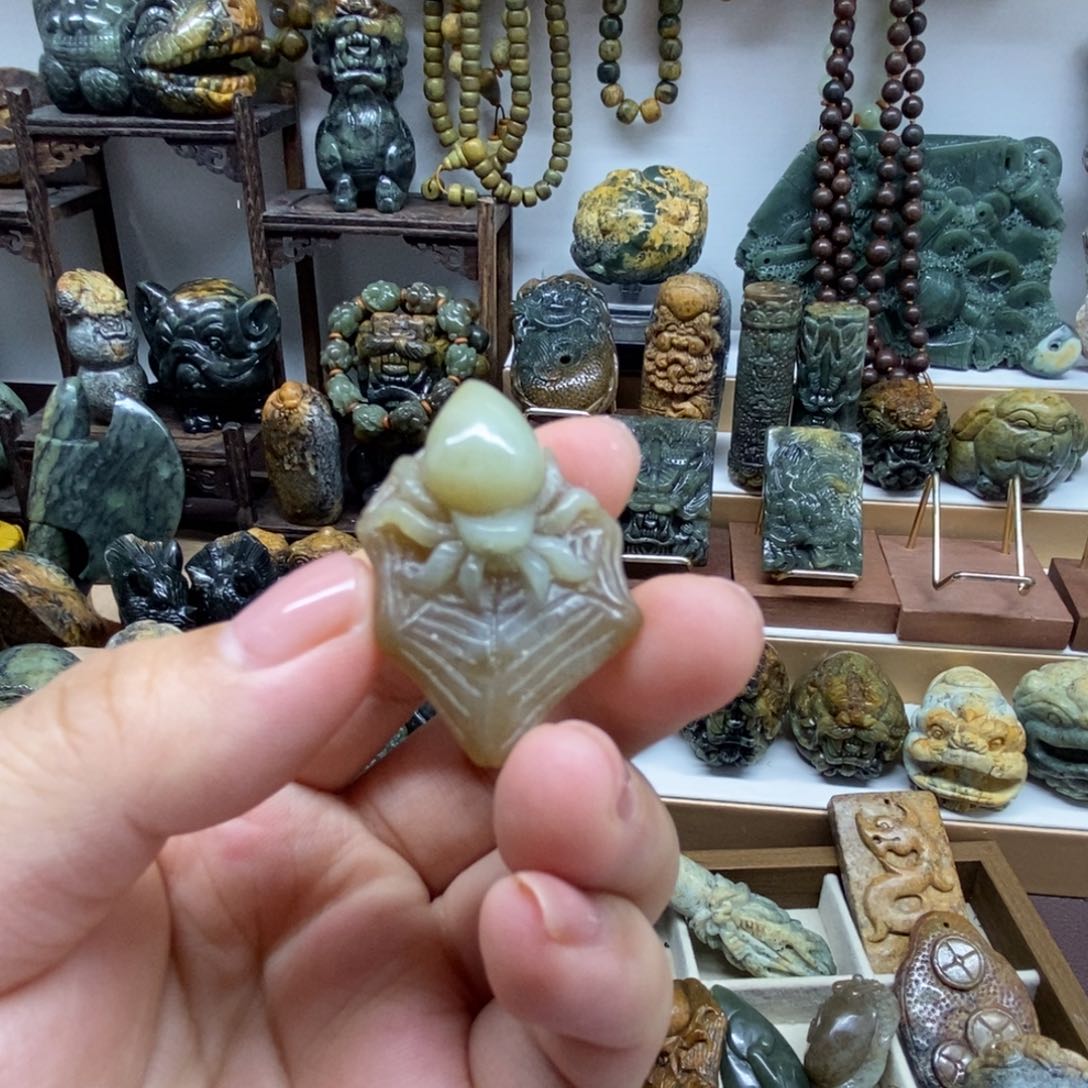 未镶嵌岫岩老玉（透闪石质玉）把件