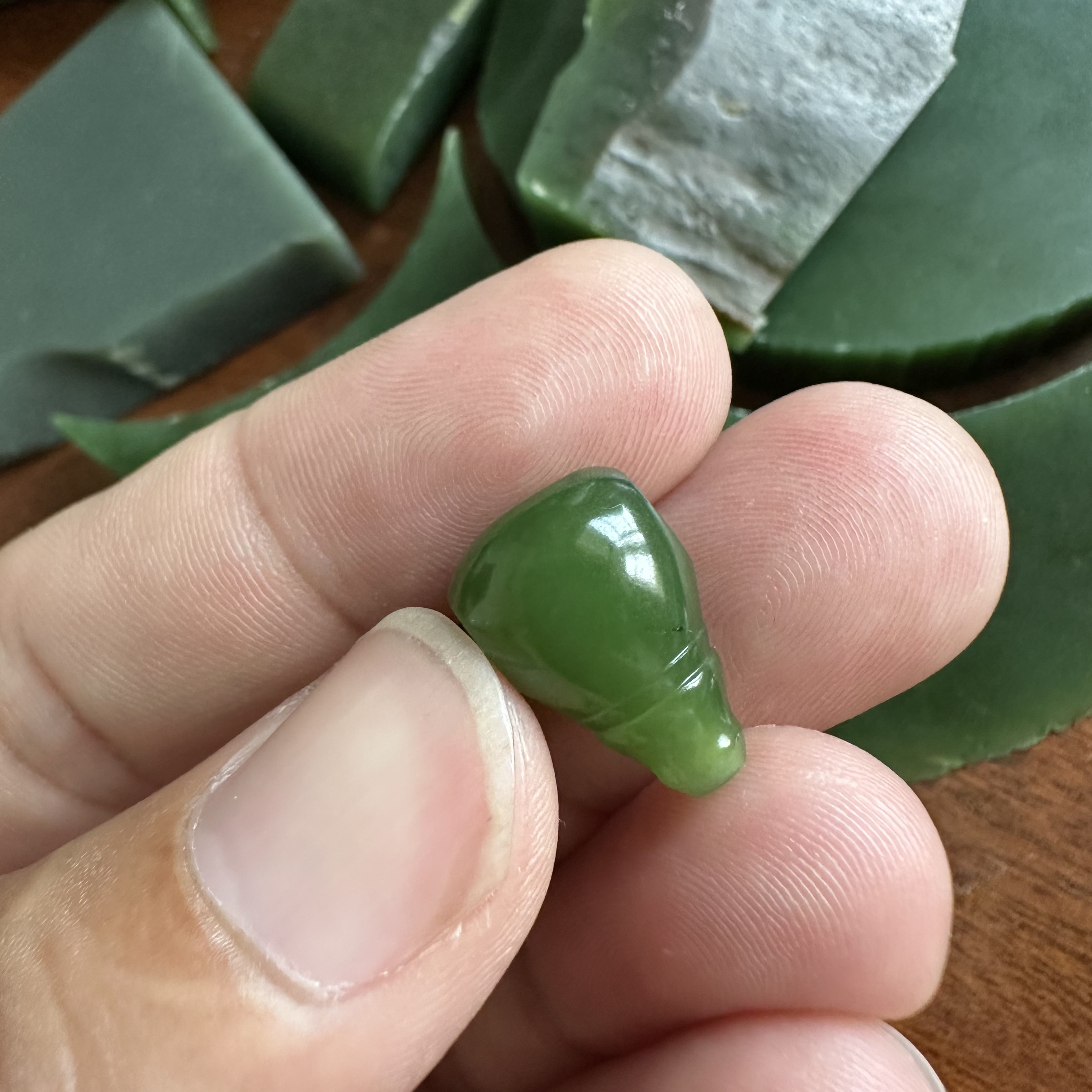 集色堂新疆和田玉碧玉籽料阳绿精品三通卡10