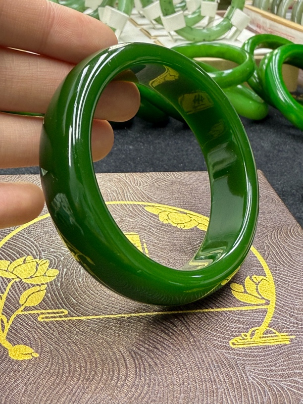 和田玉菠菜绿手镯宽版多样性发其一