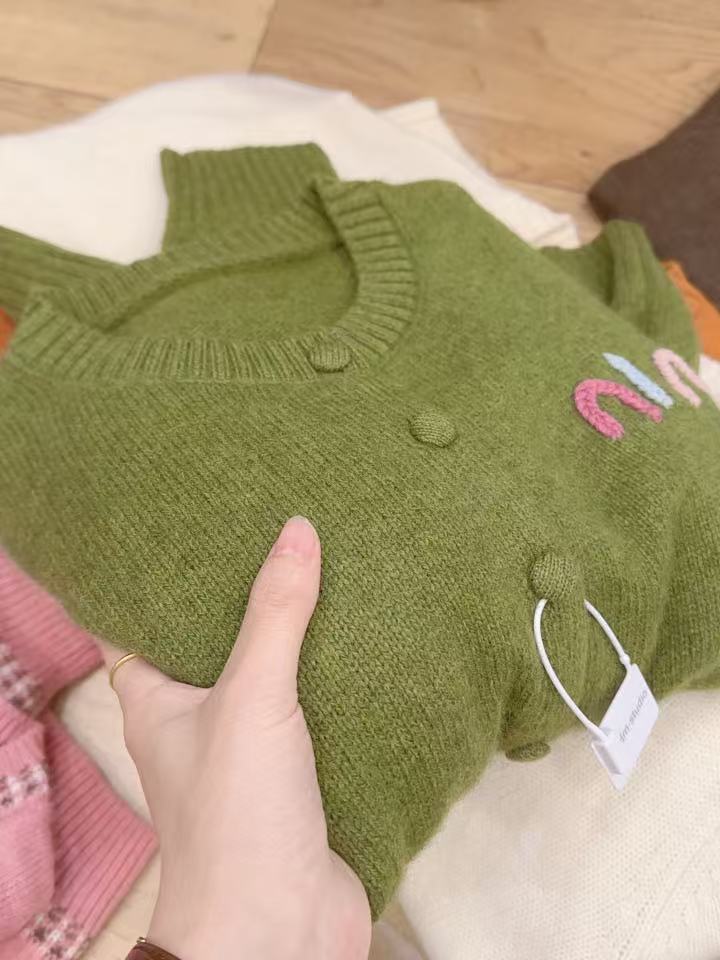 七言家巨好看！#抹茶绿彩色字母包扣软糯毛衣开衫045
