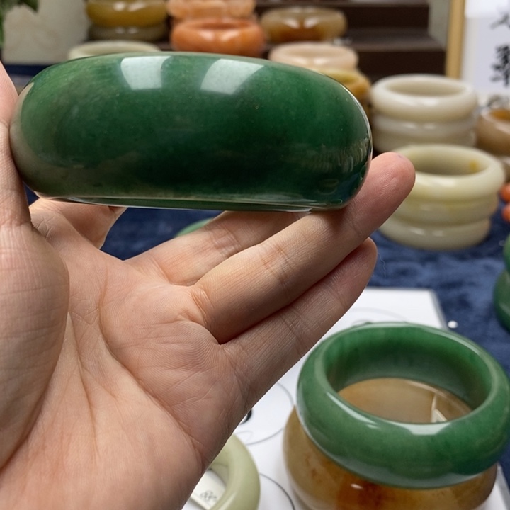 石英质玉手镯未镶嵌?**海