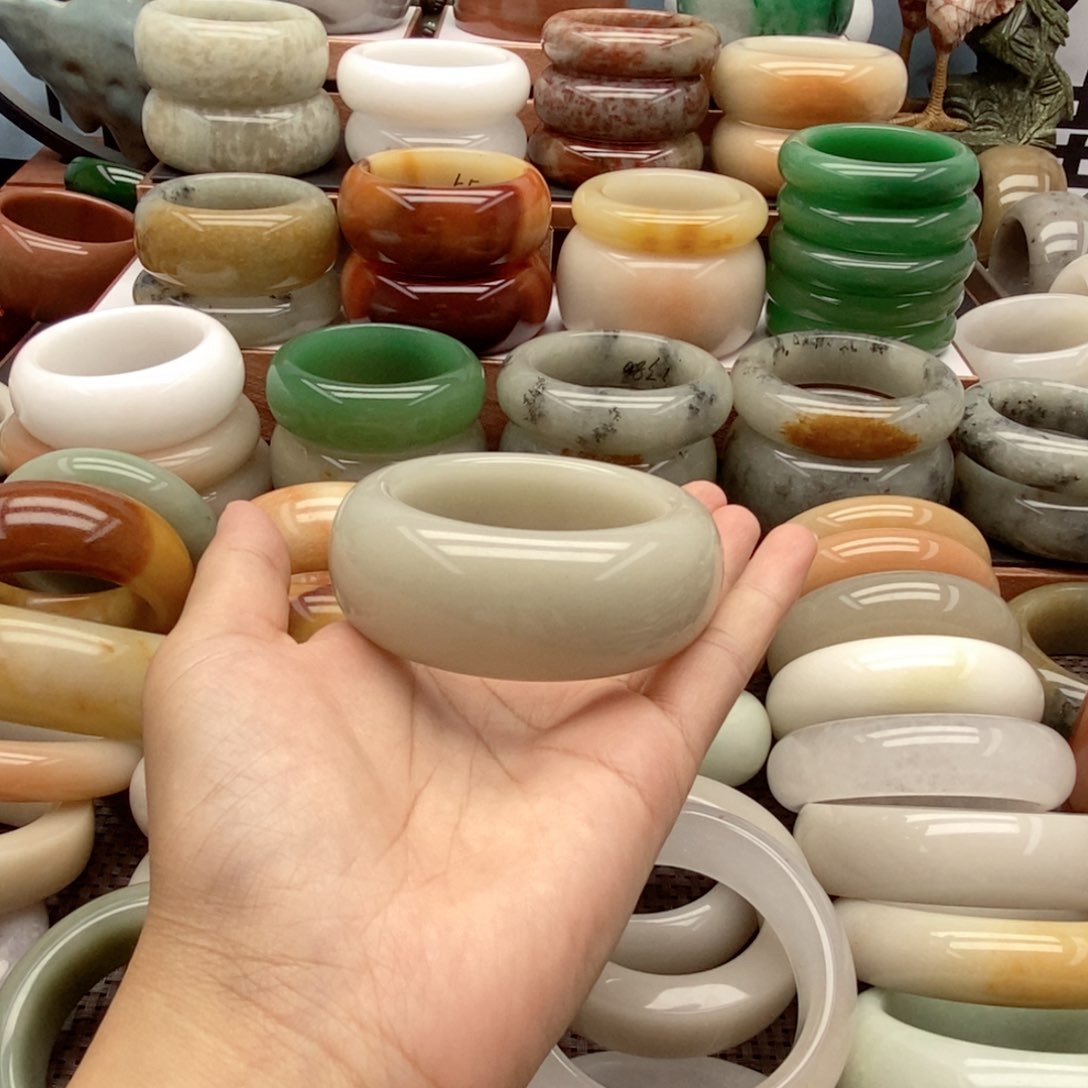 石英质玉（佘太翠）手镯未镶嵌飘*