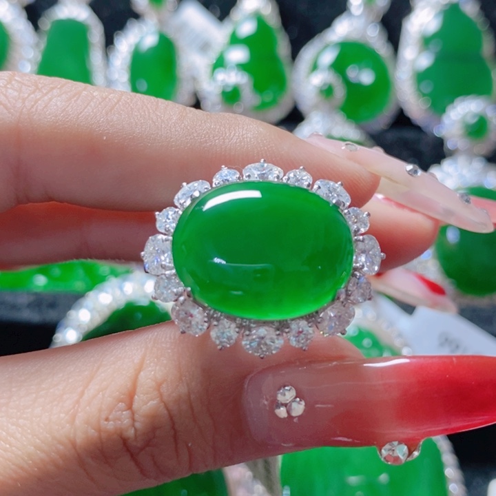 翡翠颈饰18K金镶嵌18。  