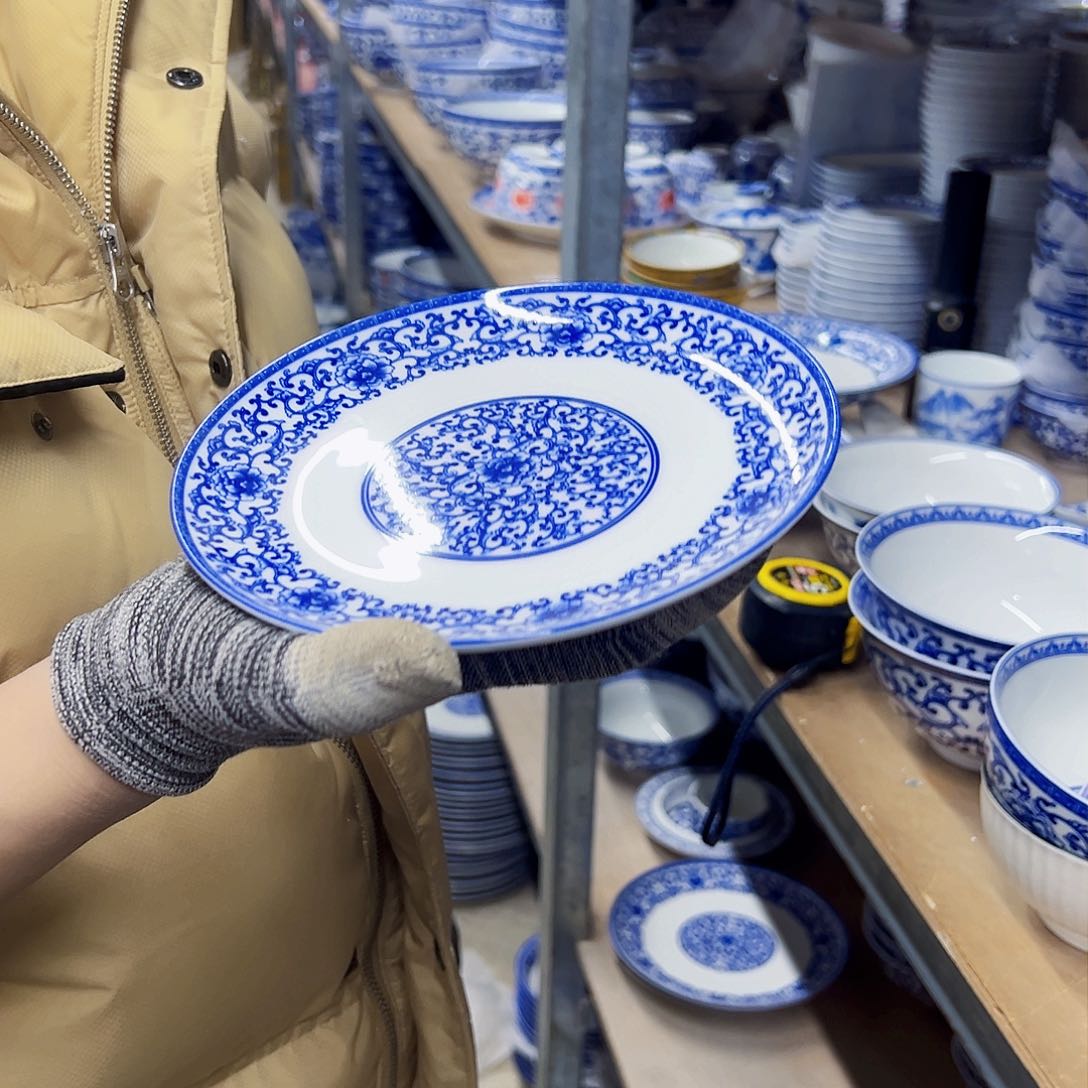 瓷片7英寸餐盘4个，小勺子4个