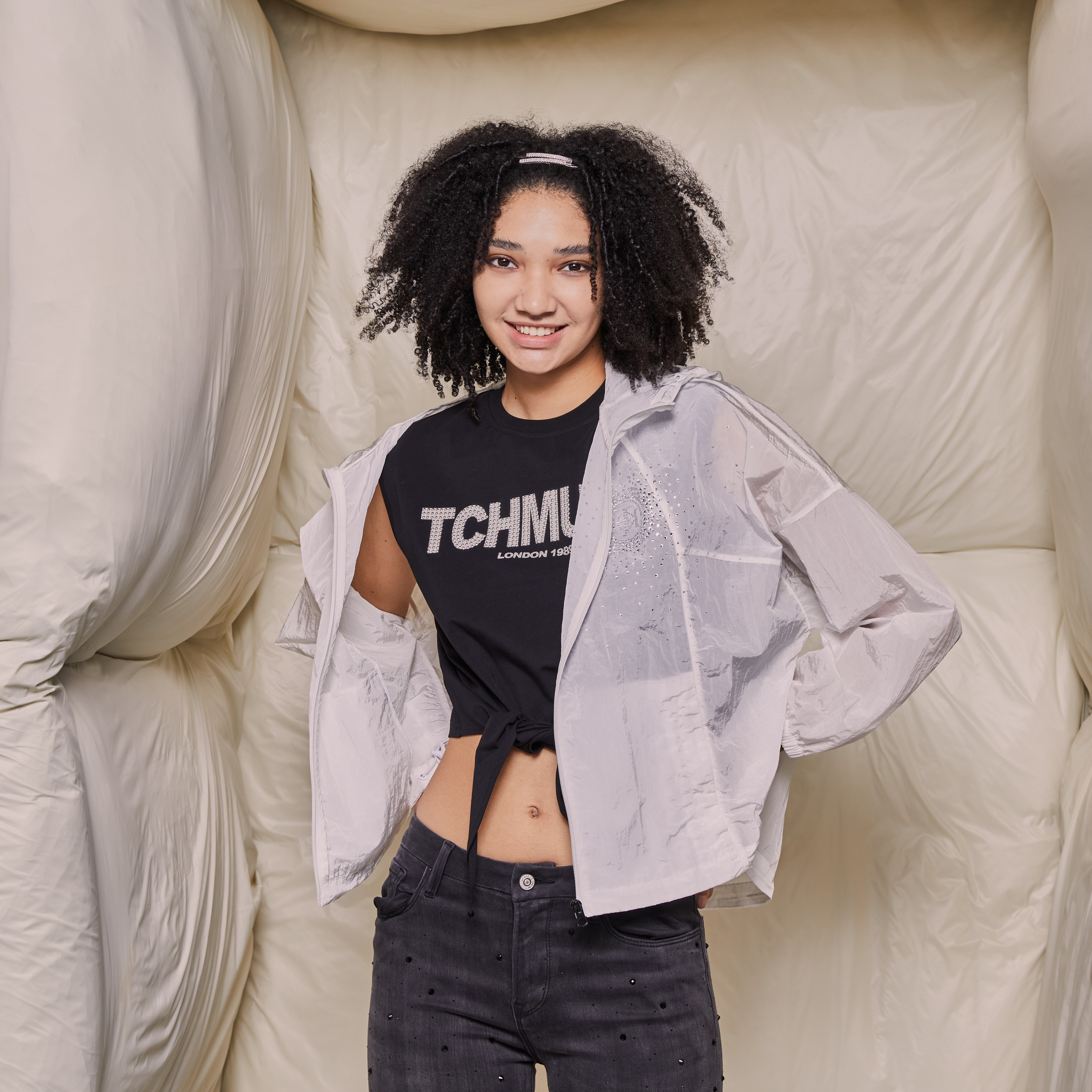 TCH服饰店-潮牌烫钻运动休闲白色短款轻薄夏季外套T69B17E6012