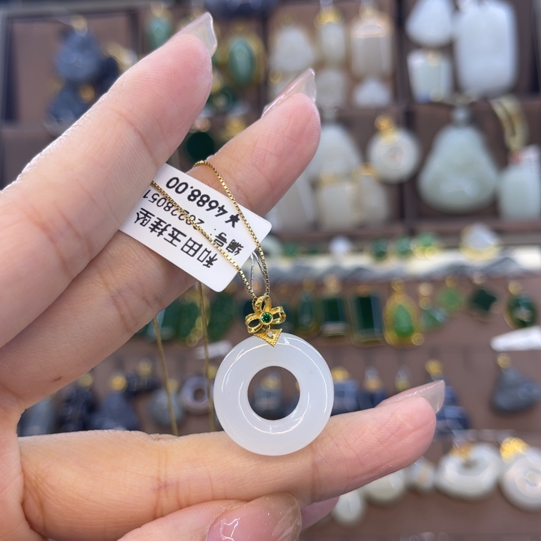 和田玉吊坠18K金镶嵌