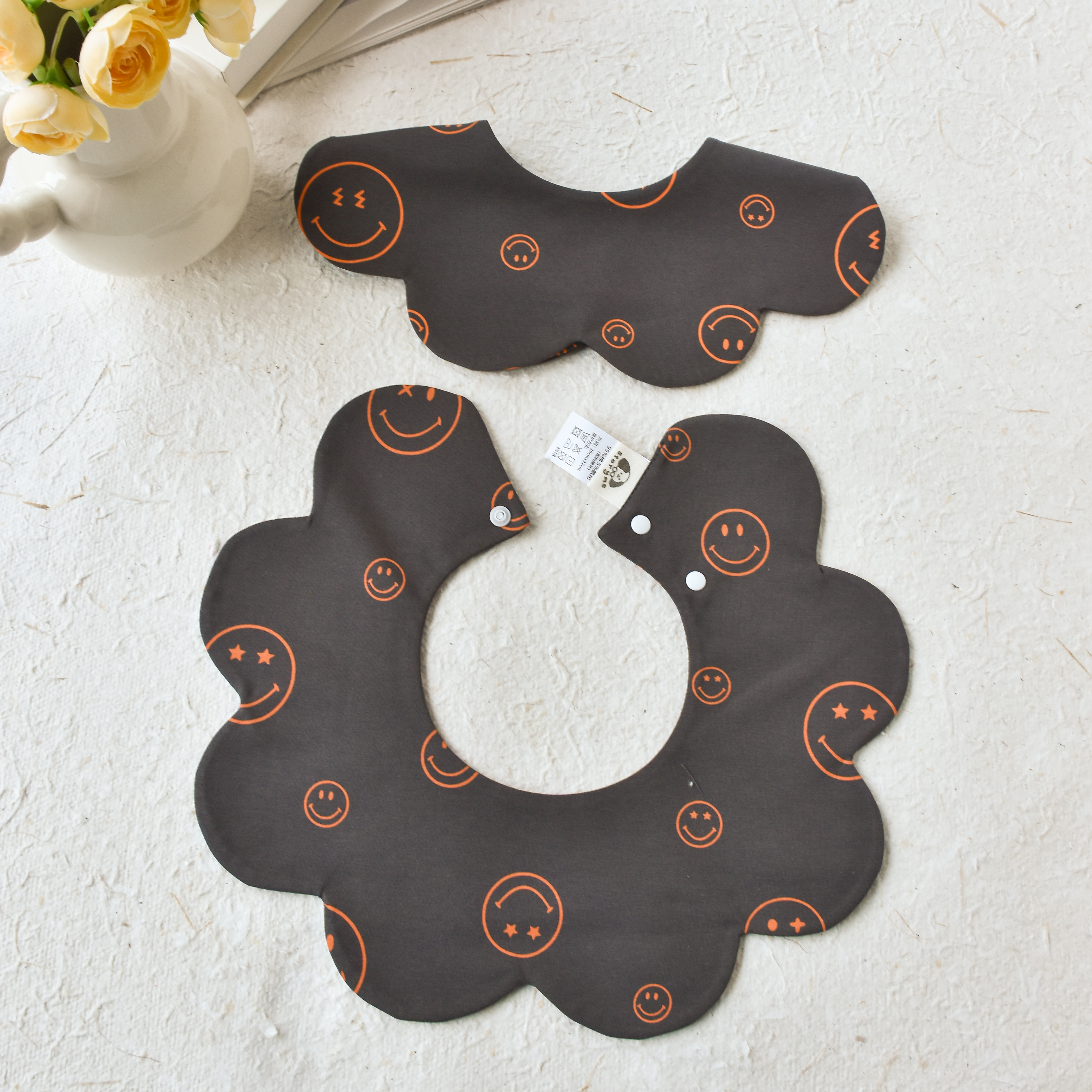 [y555]黑底橘色笑脸口水巾围兜新生儿防吐奶柔软透气可爱ins风