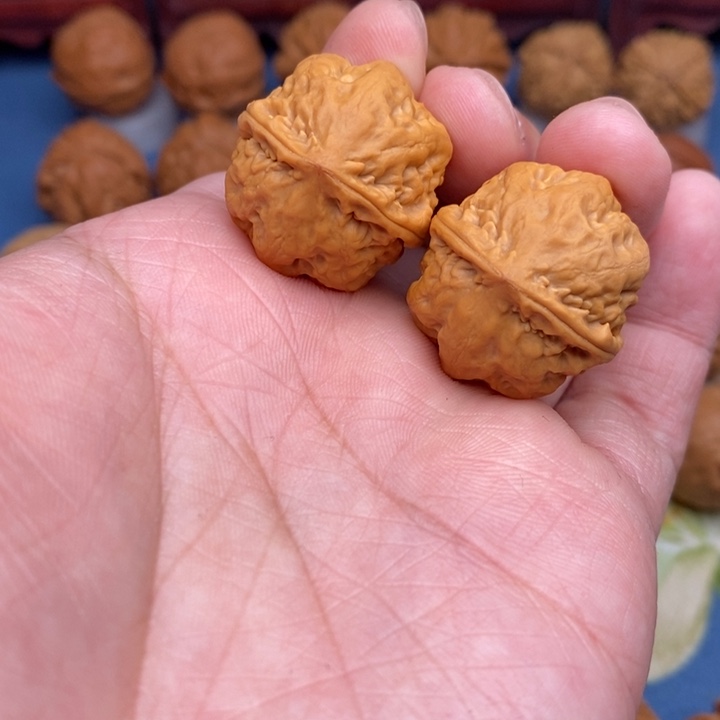 文玩核桃把件粗筋肉龙