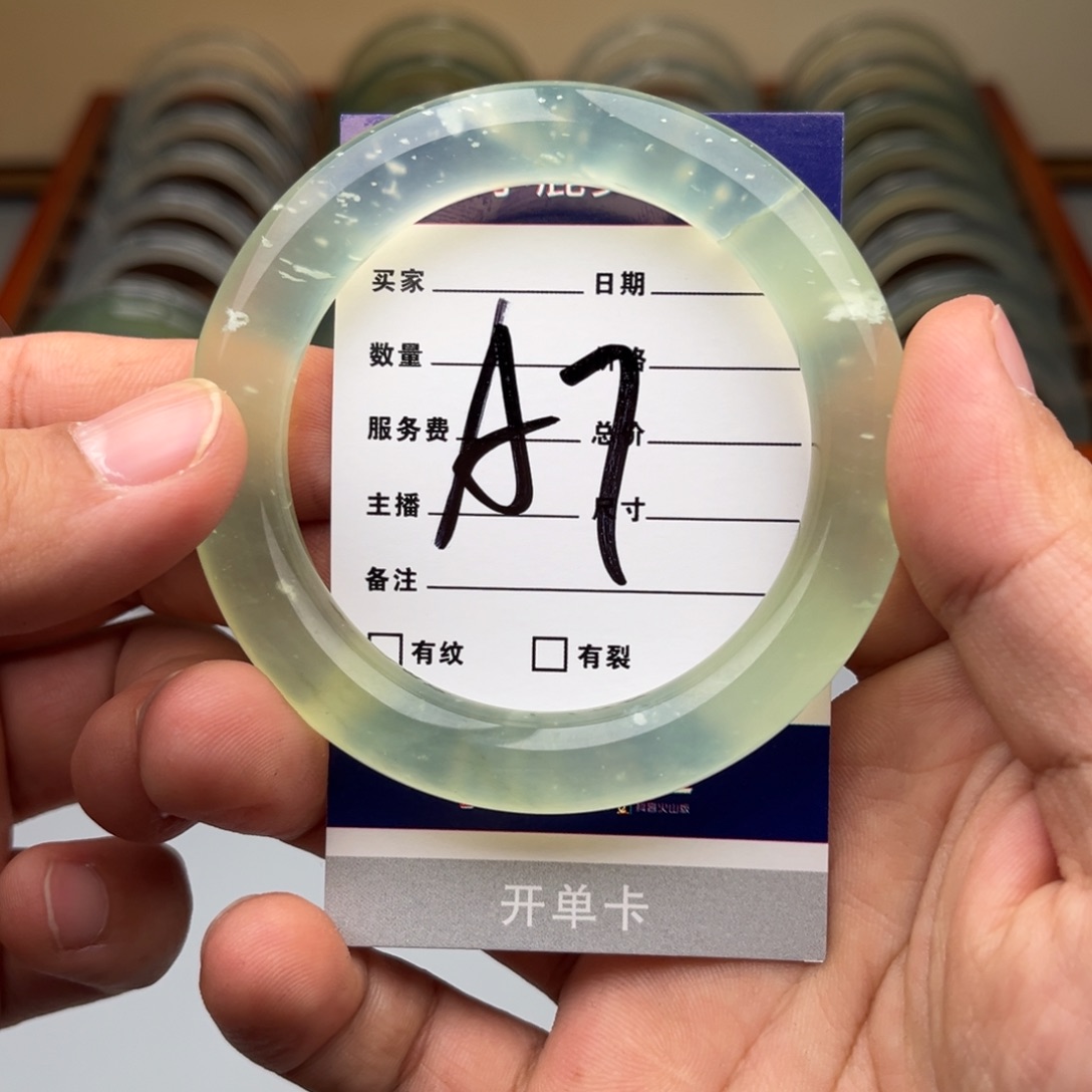 蛇纹石玉手镯未镶嵌今***吗