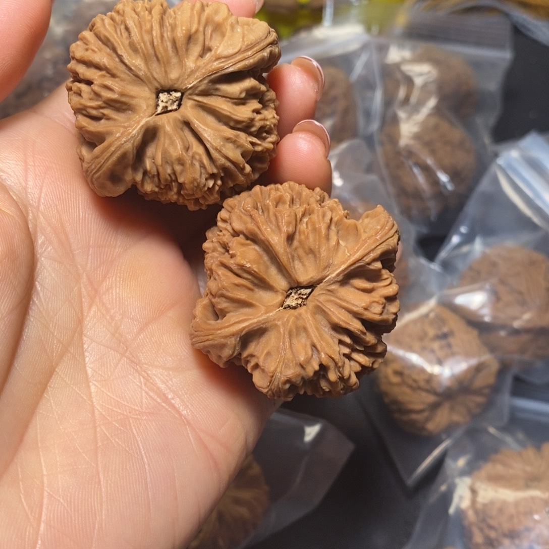 孙***帅核桃文玩核桃南疆有黄俩色017