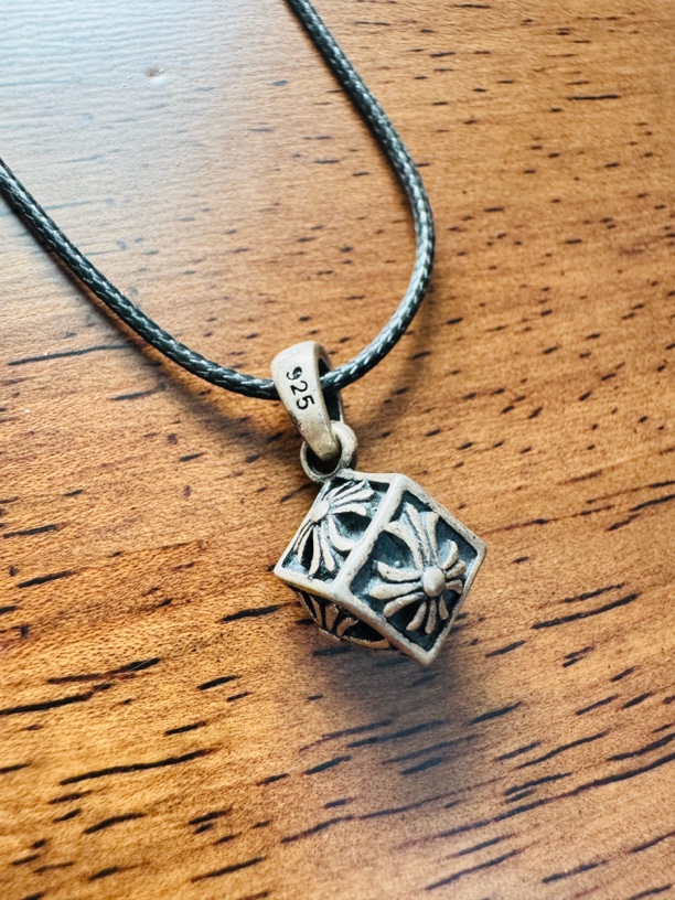 吊坠925银 克罗心吊坠，钢铁与爱，代表坚硬与温柔的完美平衡‌。