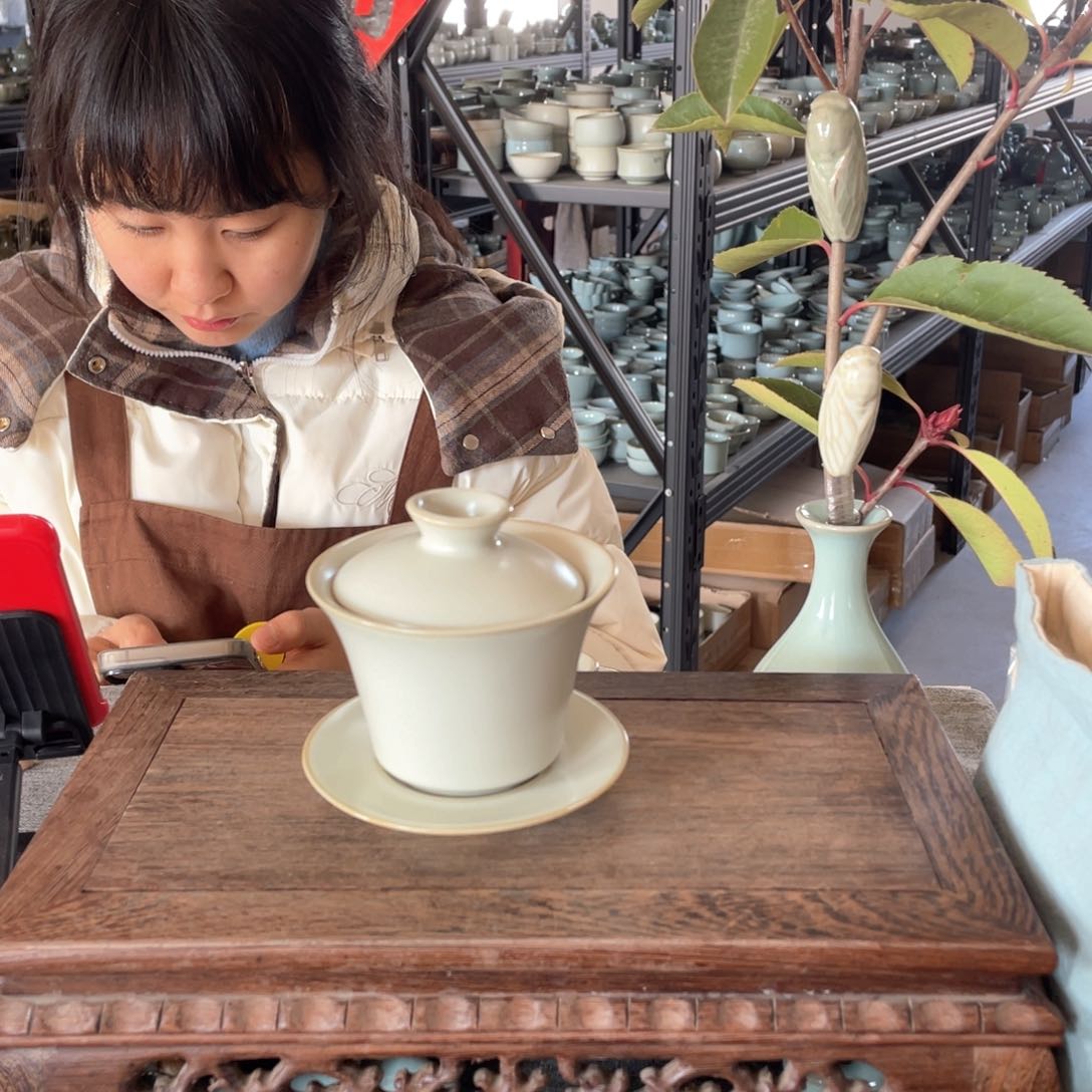 其他月白釉马蹄盖碗微瑕