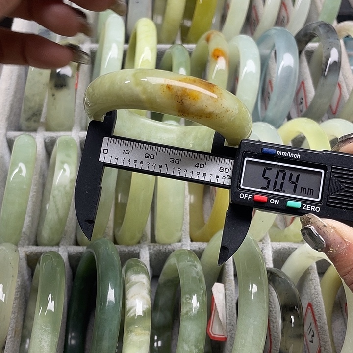 蛇纹石玉未镶嵌手镯90