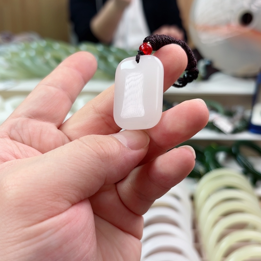 透闪石质玉吊坠(赠链)未镶嵌