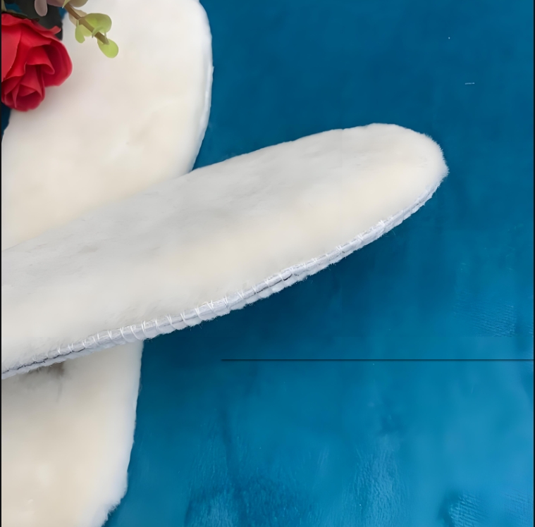 三双羊皮毛一体冬季保暖板鞋冬季棉鞋正码鞋垫棉鞋垫珠片度假风