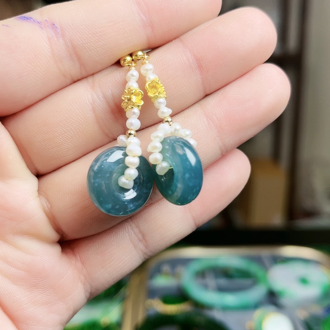 翡翠颈饰未镶嵌耳饰