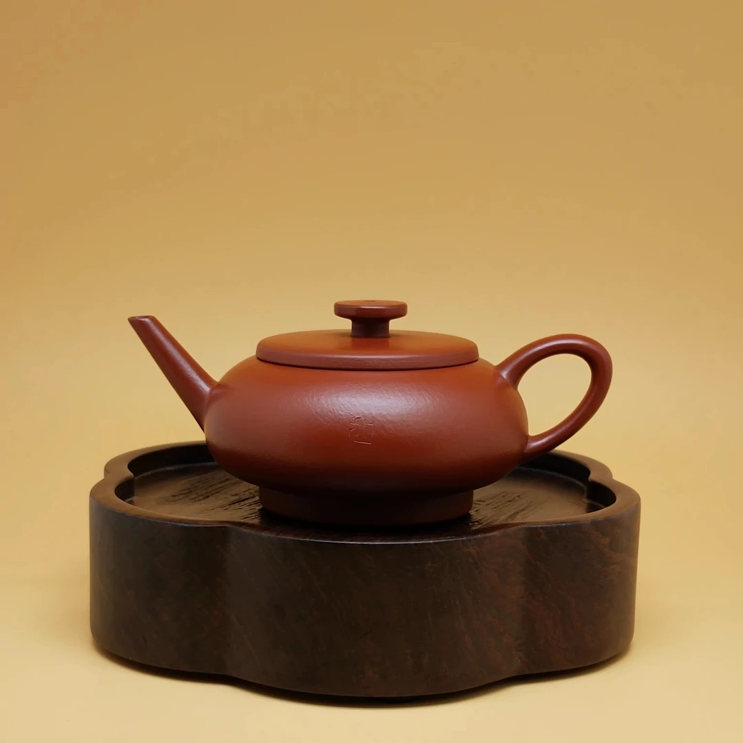 【旭壶山房】朱泥-游不羁壶-容量125CC左右。