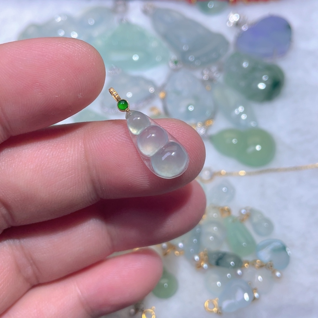 咪***咕翡翠18K金镶嵌颈饰