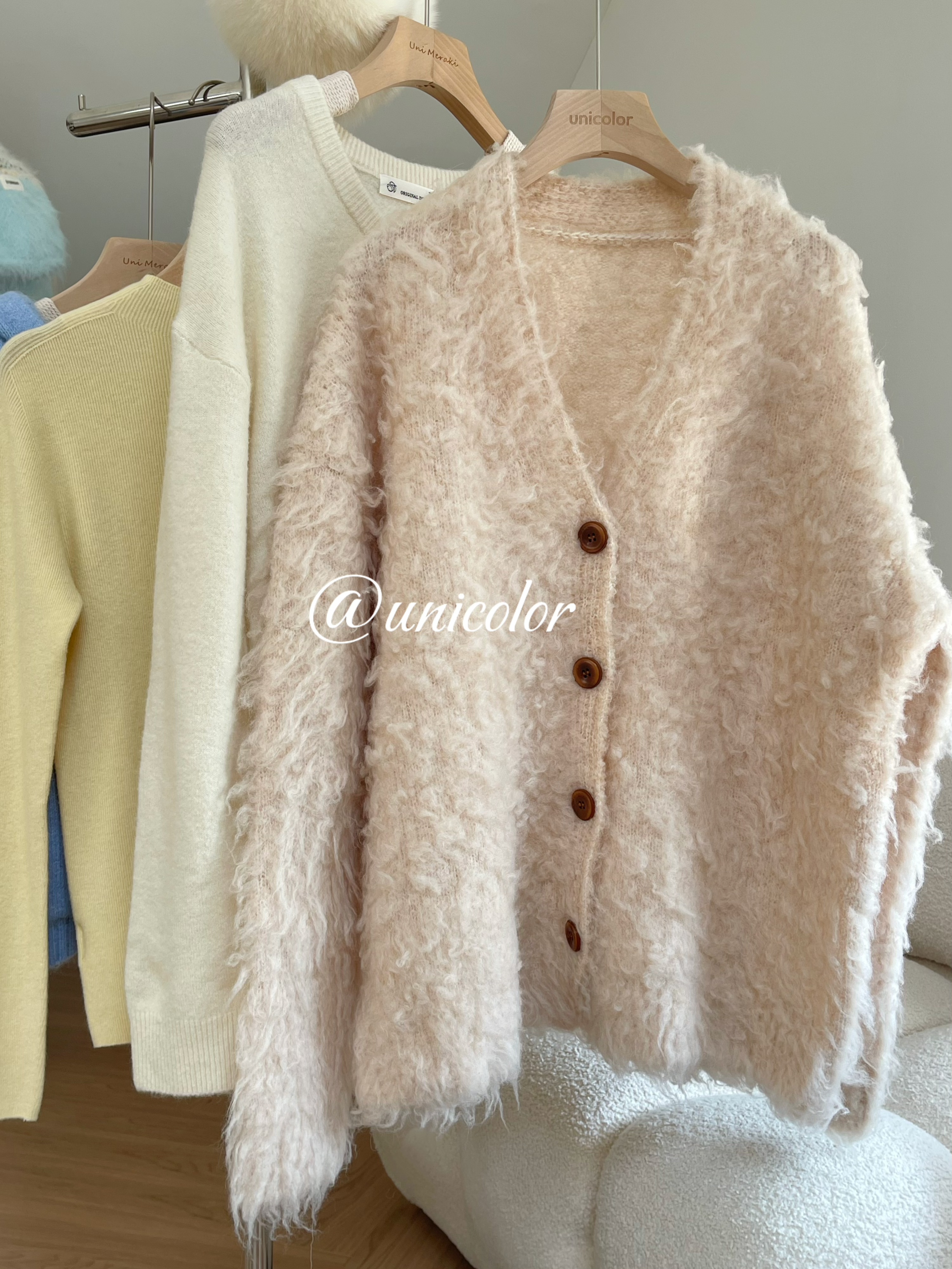 燕麦米长绒卷卷纽扣毛衣外套