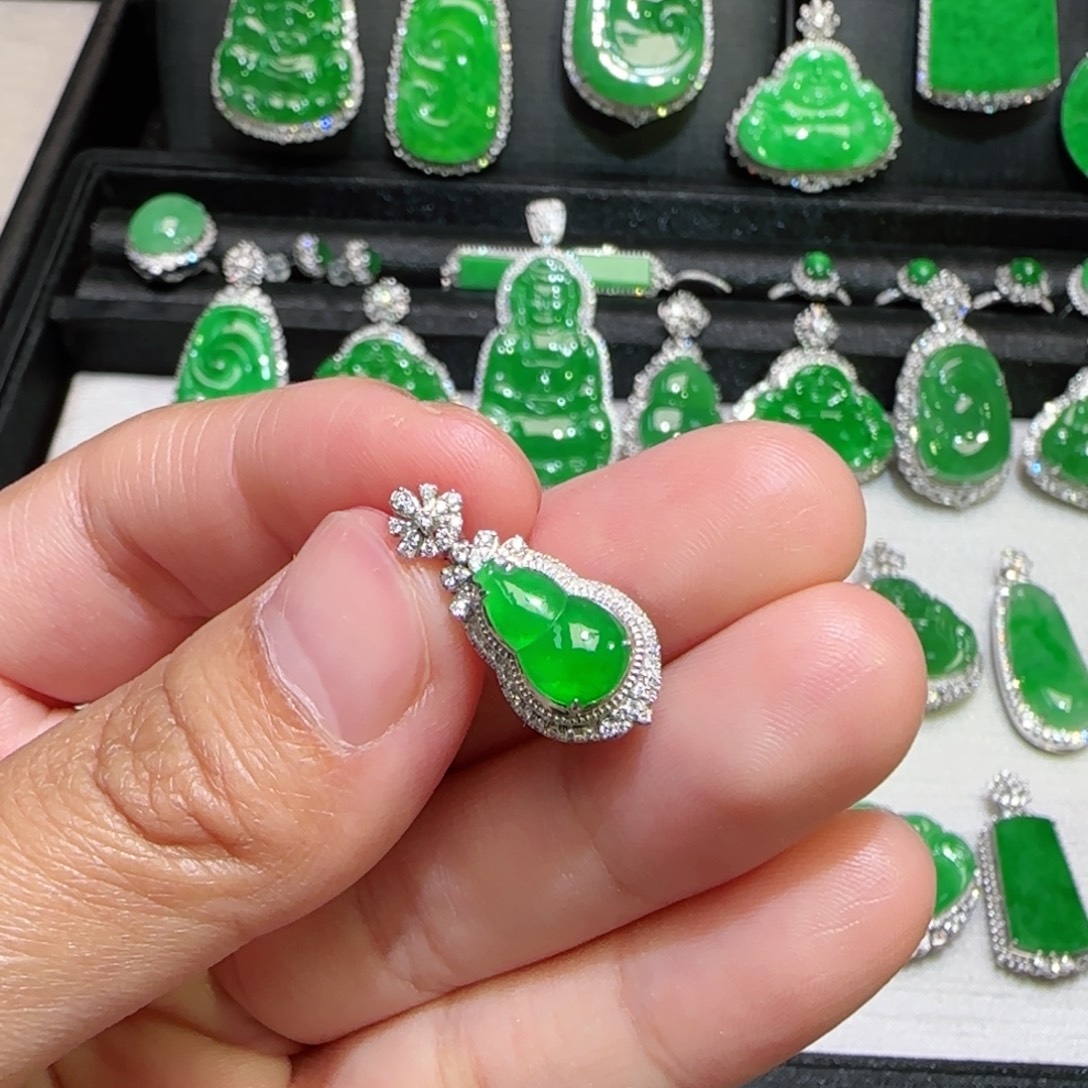 翡翠18K金镶嵌颈饰