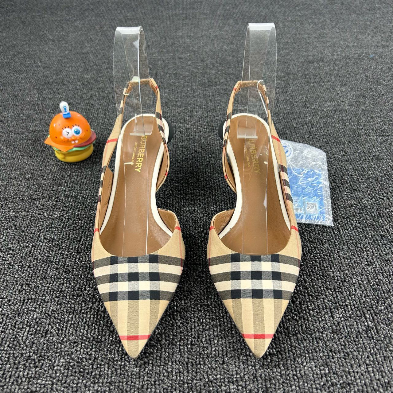 95新 BURBERRY/博柏利 格纹高跟鞋 36码 鞋面经典格纹设计 HB2195