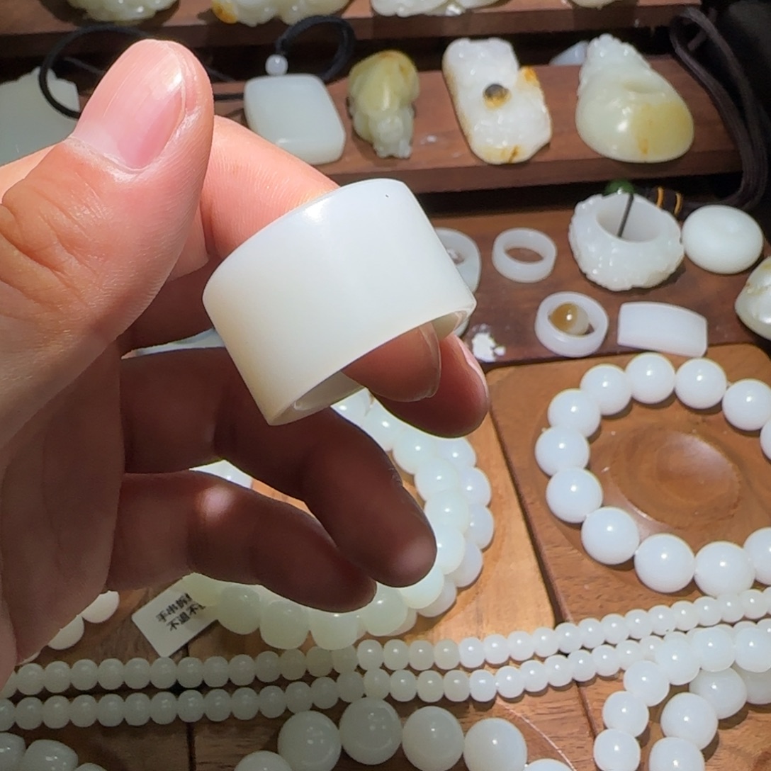 艾***晨和田玉未镶嵌手链